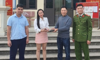 Công an xã Trường Sơn nhanh chóng trao trả ví tiền có 25 triệu đồng cho người đánh rơi